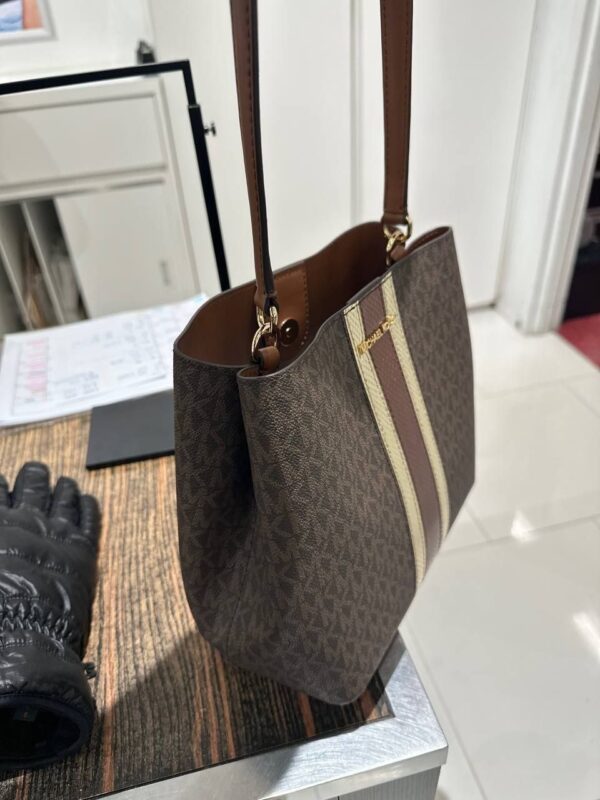 Michael Kors Pratt Medium Bucket Signature Brown - Image 3